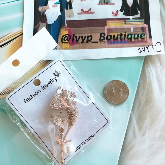 Lily Pearl Brooch - Picture 4 of 5